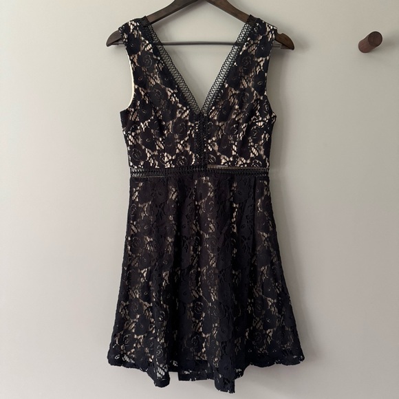 FRANCESCAS MI AMI LACE DRESS BLACK WITH NUDE LINING SIZE SMALL NWT - Picture 1 of 8